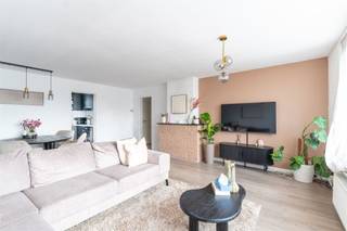<p>🌿 Gezellig 2-slaapkamerappartement met terras op centrale ligging!<br />Dit mooi en verzorgd appartement op de tweede verdieping combineert comfort, licht en een praktische indeling. Een ideale woonst voor wie op zoek is naar aangenaam wonen met alle voorzieningen binnen handbereik.</p><p>🏡 Indeling &amp; wooncomfort<br />Via de inkomhal komt u in de lichtrijke leefruimte, waar de grote raampartijen zorgen voor een aangename natuurlijke lichtinval. Aansluitend bevindt zich de ingerichte keuken, die toegang geeft tot een gezellig terrasje.<br />Het appartement beschikt verder over twee ruime slaapkamers en een badkamer met ligbad, praktisch ingericht. De elektriciteit is conform en het geheel is zeer goed onderhouden.</p><p>🌳 Omgeving<br />Gelegen op een centrale locatie met openbaar vervoer vlakbij en winkels, supermarkten en scholen op wandelafstand. Alles wat u nodig heeft ligt binnen handbereik, terwijl u thuis kan genieten van een aangename rust.</p><p>🚗 Bereikbaarheid<br />Vlotte verbindingen naar omliggende gemeenten en belangrijke invalswegen maken dit een ideale uitvalsbasis.</p><p>📩 Interesse? Wenst u meer informatie of had u graag een bezichtiging gewenst? Info@markasa.be<span></span> of 03/827.72.92</p>