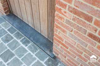 rachtige 4 slaapkamer nieuwbouwwoning aangeboden door ERA Domus.

<p>Gelegen in het charmante Vlamertinge, biedt deze woning</p>

<p> </p>

<ul><li>Ruime Living: Geniet van de royale leefruimte, ideaal voor gezinsleven en entertainment.</li><li>Open Keuken: Een moderne, open keuken met een prachtig uitzicht op de tuin.</li><li>Luxe Badkamer: Ontspan in de badkamer met zowel een bad als een douche.</li><li>Vier Slaapkamers: Ruimte voor het hele gezin en gasten.</li><li>Zolder: Mogelijkheid om extra kamer/ hobbyruimte te creëren</li><li>2 Garages: Een handige garage voor uw voertuig en opslag inpandig en een garage achteraan de tuin</li><li>Tuin: buiten vindt u een aangename tuin om te ontspannen en te genieten van de natuur.</li><li>Regenwaterput: 10.000l</li><li>Zonnepanelen: 2000 Wpiek</li><li>E-peil: 26</li></ul>

<p> </p>

<p>Mis deze kans niet om uw ideale woning te vinden in groot Ieper.</p>

<p>Neem vandaag nog contact op met ERA Domus voor meer informatie en een bezichtiging!</p>