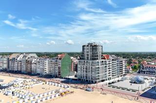 Résidence Savoy – le projet immobilier neuf le plus prestigieux de la Digue au Zoute, idéalement situé à côté de la Place Albert. Cette résidence d’exception incarne l’élégance, le confort et un art de vivre hors du commun.<br /><br /> Avec une architecture raffinée signée Luc Declercq, chaque détail a été conçu pour offrir une vue frontale imprenable sur la mer, de vastes terrasses et un confort de vie inégalé.<br /><br /> Chaque appartement propose également l’opportunité unique d’acquérir un garage dans le bâtiment, pour un confort et une exclusivité absolus.<br /><br /> Contactez dès aujourd’hui notre bureau pour plus d’informations sur cette offre limitée, les plans disponibles et les prix. Forts de plusieurs décennies d’expérience en tant que syndic de l’immeuble, nous sommes les seuls à vous proposer une offre complète.