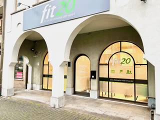 Dit mooie en ruime handelsgelijkvloers heeft een oppervlakte van 145 m2 en geniet van een centrale en commerciële topligging. Tevens is er...