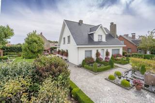 Ce bâtiment ouvert de pas moins de 4 chambres est à vendre sur un terrain de 767 m². La maison est située dans un quartier résidentiel calme dans une impasse à Wevelgem, avec une connexion facile au centre et aux principales routes d'accès.Disposition :Rez-de-chaussée :- Hall d'entrée spacieux avec toilettes séparées- Une première pièce, idéale comme chambre de plain-pied ou espace bureau- Espace de vie lumineux sur parquet avec vue sur le jardin- Cuisine équipée avec de grandes fenêtres- Jardin entièrement paysager orienté vers le zoo- Garage spacieux Premier étage : - 3 chambres- Salle de bain avec lavabo, baignoire et toilettes- Espace de rangementAvantages :- Situation calme dans une impasse- Eau de pluie disponible- Beau jardin entièrement aménagé - Présence de panneaux solairesUn atout supplémentaire ! : Possibilité d'acheter le terrain adjacent (677 m²) pour 250 000€.Vous recherchez une villa majestueuse dans un endroit central et calme à Wevelgem ? Alors cela vaut vraiment le détour !Les visites de cette maison auront lieu sur rendez-vous le mardi 14 octobre et le jeudi 16 octobre. Les offres peuvent être placées au plus tard le samedi 18 octobre à 15 h.Vous souhaitez obtenir plus d'informations sur cette propriété ou vous souhaitez visiter le site ?Contactez Sarah Hanson (0493 25 46 80) - sarah.hanson@dewaele.com
