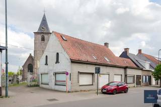 Compromis in opmaakDeze te renoveren woning met een oppervlakte van 297m² is gelegen te Oostwinkel, deelgemeente van Lievegem.Momenteel is er op de...