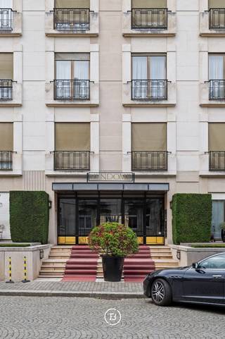 Are you looking for a stylish home in an exclusive location where peace, privacy, and comfort come together? Then this stunning apartment on the second floor of a prestigious building on the sought-after Square Milliardaire may be exactly what you’re looking for.<br /><br />This secure, residential street is accessible only to residents and their guests, offering total tranquility just a short walk from the lush greenery of the Bois de la Cambre — a rare combination in Brussels.<br /><br />The apartment welcomes you with a spacious entrance hall featuring built-in wardrobes. The bright living room, with its large windows, offers an open view of the peaceful square and forms the heart of the home. Adjacent is a fully equipped kitchen with high-quality appliances. There is also a separate laundry/storage room.<br /><br />The master bedroom comes with custom-made wardrobes and a luxurious ensuite bathroom with bathtub, double sink, and toilet. The second bedroom has its own shower room with sink — ideal for children or guests. A separate guest toilet completes the layout.<br /><br />Obligatory purchase of a spacious underground parking space: €65,000<br /><br />Additional highlight: the shared wellness area in the building.