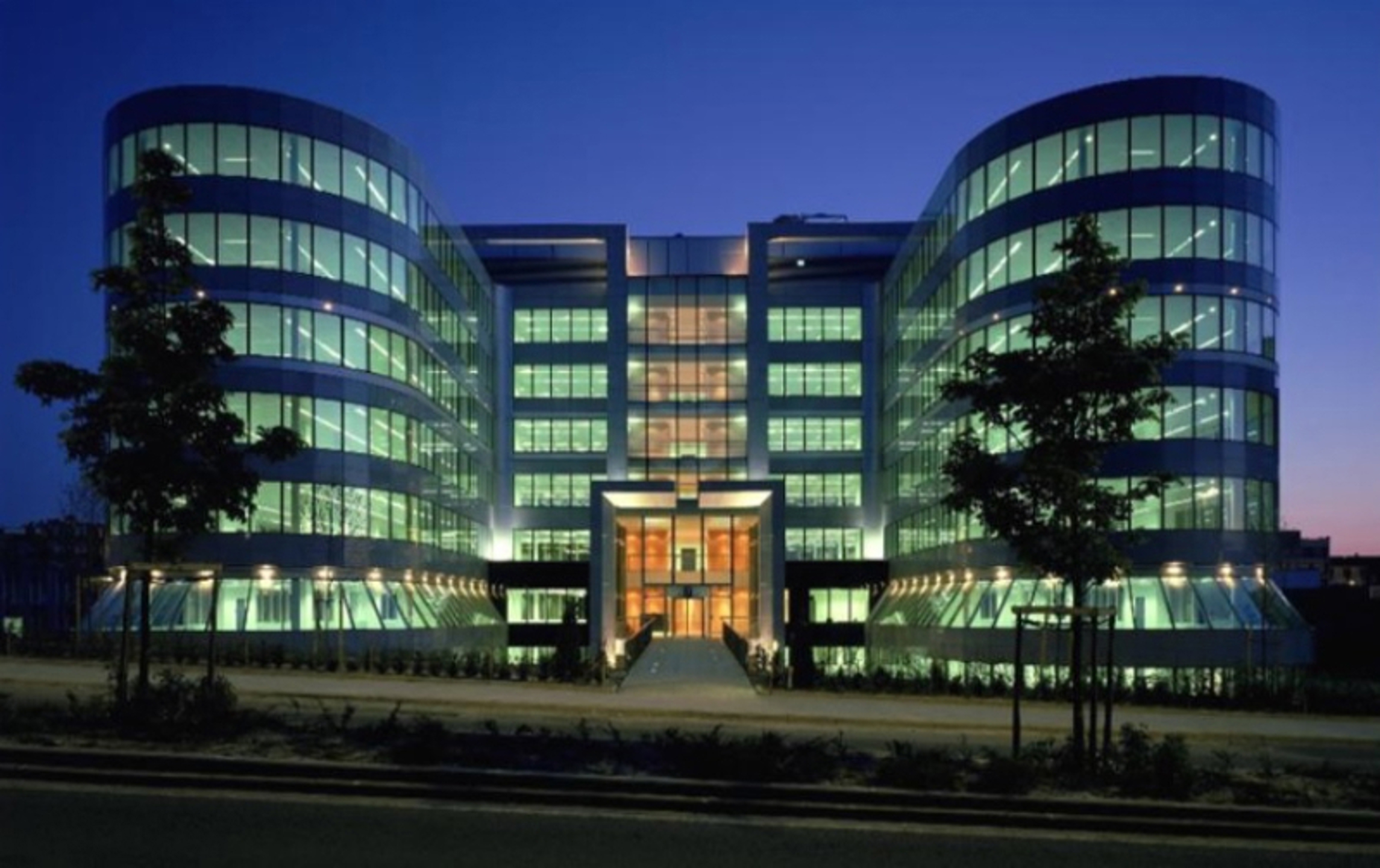 Lichte kantoorruimte te huur tussen 715 m² en 1.326 m² - foto 1