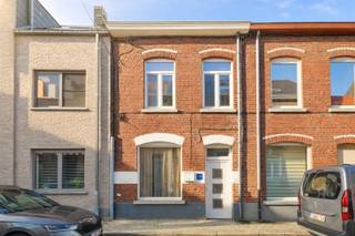 <p>In het centrum van Ninove bevindt zich deze instapklare gesloten bebouwing met een verrassend ruime indeling!</p><p>De woning beschikt over vier volwaardige slaapkamers, wat ze bijzonder geschikt maakt voor grotere gezinnen, thuiswerk of hobbyruimte. De leefruimte en keuken lopen naadloos in elkaar over, wat zorgt voor een open en aangenaam ruimtegevoel.</p><p>Achteraan geniet u van een zuidgericht stadstuintje, ideaal om in alle rust van de zon te genieten, met bovendien extra bergruimte. De zolderverdieping biedt bijkomende stockage.</p><p>Op technisch vlak scoort de woning eveneens goed: EPC-label C, verwarming op gas, conforme elektriciteit, een nieuw dak (2014) en nieuwe ramen aan de voorzijde (2020) zorgen voor een solide en zorgeloze basis.</p><p>Dankzij de centrale ligging bevinden winkels, scholen en openbaar vervoer zich op wandelafstand. Deze woning is dan ook ideaal voor zowel starters als investeerders die op zoek zijn naar een interessante opportuniteit in Ninove.</p><p>Voor meer informatie of het inplannen van een bezoek kan u steeds contact opnemen met ons kantoor.</p>