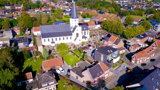 Deze centraal gelegen en multifunctionele eigendom was in oorsprong een succesvolle traiteurs- en slagerzaak. De eigendom combineert op de...