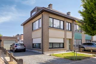 Bent u op zoek naar een interessante investering of een woning met tal van mogelijkheden? Dan is deze eigendom in de rustige en residentiële Hof ter Lokerenstraat te Aalst beslist een bezoek waard.
Deze eigendom is momenteel ingedeeld als twee vergunde éénslaapkamerappartementen, maar kan eveneens perfect dienst doen als ruime ééngezinswoning. Dankzij deze flexibiliteit biedt het pand tal van mogelijkheden, zowel voor investeerders als voor gezinnen of kandidaat-kopers die wonen en verhuren willen combineren.
Op het gelijkvloers bevindt zich een appartement met één slaapkamer en een aangename privatieve tuin. Daarnaast beschikt de woning over een ruime zijdelingse garage, een absolute troef die zorgt voor extra comfort en opslagruimte.
De bovenverdieping omvat een duplexappartement met één slaapkamer, gekenmerkt door een praktische indeling en een aangenaam ruimtegevoel.
De woning geniet van een rustige, residentiële ligging, terwijl winkels, scholen, openbaar vervoer en de belangrijkste invalswegen zich op korte afstand bevinden.
Hoewel de eigendom deels te moderniseren is, vormt dit net een uitstekende kans om het pand volledig naar eigen smaak en hedendaagse woonnormen in te richten. Of u nu op zoek bent naar een rendabele investering, een kangoeroewoning, een combinatie van wonen en verhuren of een ruime gezinswoning: deze veelzijdige eigendom biedt een uitzonderlijk potentieel.
Meer info of een bezoek: Michael@immoaccenta.be