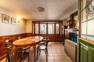 <p>Op wandelafstand van het centrum bevindt zich deze bijzondere neogotische stadswoning uit 1907, een authentieke eigendom met een unieke uitstraling en een prachtig zicht op de Leie. Een woning waar karakter, geschiedenis en hedendaags potentieel op een bijzondere manier samenkomen.</p><p></p><p>De woning ademt sfeer en authenticiteit. Karaktervolle elementen en warme materialen geven de leefruimtes een bijzonder aangename en unieke uitstraling. Dankzij de aanwezigheid van 3 slaapkamers en de veelzijdige indeling biedt deze eigendom tal van mogelijkheden.</p><p>De woning kan perfect dienst doen als unieke gezinswoning, maar biedt dankzij haar indeling ook interessante mogelijkheden voor bijvoorbeeld cohousing, een B&B of andere vormen van uitbating.</p><p>Een absolute troef is de private, overdekte buitenruimte, die rechtstreeks toegang geeft tot een afzonderlijke loftkamer. Deze extra ruimte kan naar eigen behoefte worden ingevuld en biedt mogelijkheden als werkruimte, ontspanningsruimte, extra slaapkamer of verhuureenheid.</p><p></p><p>De neogotische bouwstijl staat bekend om haar karaktervolle architectuur, verfijnde details en verwijzingen naar de middeleeuwse gotiek. Woningen in deze stijl zijn bijzonder gegeerd omwille van hun authentieke uitstraling, rijke geschiedenis en tijdloze charme.</p><p></p><p>De ligging maakt het geheel compleet: vlakbij het centrum, met alle voorzieningen op wandelafstand en de Leie als uniek decor.</p><p>Een zeldzame kans voor wie op zoek is naar een woning met karakter, geschiedenis, uitstraling én mogelijkheden.</p><p></p><p>Interesse in deze unieke eigendom?<br />Contacteer Marnix via <strong>0479 64 52 80</strong> of <strong>marnix@altro-vastgoed.be</strong>.</p>