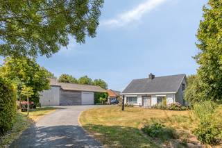 This versatile property is located in a quiet, rural location in Hoogstade, a short distance from Veurne, Ypres, Poperinge and the coast.<br /><br />The whole includes a spacious main house, two holiday homes, a multipurpose room, a studio, a warehouse, a landscaped garden with a pond and a meadow of approximately 5,600 m².<br /><br />The change of function to residential living has already been obtained, making permanent residence possible. This offers various options for those looking for a combination of rural living, extra space and outbuildings.<br /><br />The main house was renovated between 1995 and 1998 and has three bedrooms. The two holiday homes are furnished identically and each includes two bedrooms, a living room, equipped kitchen, bathroom and terrace with a view of the surrounding meadows.<br /><br />In addition, the property has a multipurpose room, workshop and a warehouse of approximately 216 m² with automatic roller gate and sliding gate.<br /><br />This building may be subject to the renovation obligation imposed by the Flemish government for non-residential buildings. For more information, please visit the website of the Flemish Energy and Climate Agency at https://www.energiesparen.be/nr/renovatieverplichting.<br /><br />Are you looking for commercial real estate consisting of restaurants for sale in Hoogstade? Do not hesitate to contact us on 056 21 11 11.<br /><br />Register of measures: pending