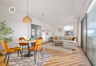 TOPGELEGEN APPARTEMENT met 2 slaapkamers en leuk ZONNETERRAS met mooi ZICHT op groen en op de Veemarkt. Gelegen pal in het CENTRUM van KORTRIJK in...