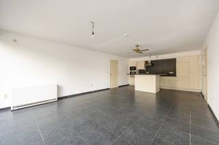 Bent u op zoek naar een gelijkvloers appartement? Of zoekt u een eigendom met zichtlocatie voor uw praktijk? <br />Reserveer dan nu uw persoonlijke rondleiding via lieselotte@reds.be <br /><br />INDELING:<br />Via een aparte inkomhal met ruimte voor een vestiairekast, betreedt u het appartement. Onmiddellijk vanuit deze inkomhal heeft u toegang tot een praktische berging en de eerste kamer die als slaapkamer of bureau kan gebruikt worden.<br /><br />De leefruimte bestaat uit een ruime living en een geïnstalleerde open keuken, ideaal voor een gezellige interactie tijdens het koken. De grote raampartij vooraan zorgt voor een natuurlijke lichtinval. <br /><br />Naast de woonkamer bevindt zich een nachthal met toeging tot de tweede slaapkamer, de badkamer en een extra berging/wasplaats. De badkamer is uitgerust met toilet, een bad/douche-combinatie en een lavabo.<br /><br />Een aparte garage achter het gebouw, een staanplaats voor de garage en een extra parkeerplaats aan de straatzijde. De parkeerplaatsen en garage zijn verplicht mee aan te kopen. <br /><br />BIJZONDERHEDEN:<br />+ potentieel praktijkruimte<br />+ aparte toegang per appartement<br />+ centraal gelegen<br />+ één garage en twee staanplaatsen bij aan te kopen (€ 30.000,00)<br /><br />Voor meer info of een bezoek ter plaatse kan u vrijblijvend contact opnemen met Lieselotte op 03.227.58.58 of lieselotte@reds.be.