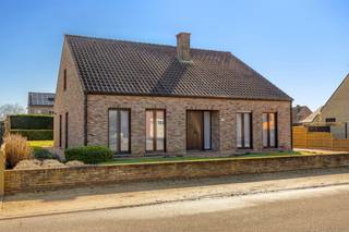 Ruime open bebouwing met momenteel 3 slaapkamers maar uitbreidingsmogelijkheden op een perceel van 745m². Gelegen in een rustige straat in...