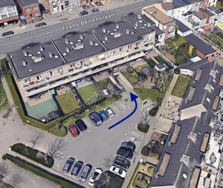 Ondergrondse garagebox in Borsbeek te koop vlakbij meerdere handige toegangswegen met toegang vanuit een rustige doodlopende straat.<br />De garagebox is afgesloten met een individuele kantelpoort, beschikt over een ruim oppervlak voor auto, voertuig of opslag (17m²). Gemeenschappelijke poort is een automatische sectionaalpoort.<br />Onmiddellijk beschikbaar vanaf de akte.