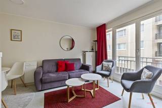 <p><span>Studio op topligging in Oostende.</span></p><p><span>Dit verzorgde studio-appartement is uitstekend gelegen in het hart van Oostende, op slechts enkele meters van de zeedijk en op wandelafstand van het bruisende centrum van Oostende met talrijke winkels, horecazaken en het openbaar vervoer.</span></p><p><span>De studio beschikt over een praktische en functionele indeling, met een aangename en lichtrijke leefruimte die optimaal gebruikmaakt van de beschikbare ruimte.</span></p><p><span>Troeven:</span><span><br />- Centrale ligging<br />- Praktische indeling<br />- Aangename leefruimte</span></p><p><span>Indeling:</span><span><br />Inkom met inklapbaar bed, badkamer, living met open keuken en balkon met zijaanzicht op zee</span></p><p><span>Informatie:</span><span><br />- Vraagprijs: € 185.000<br />- Beschikbaarheid: bij akte</span></p><p><span>- Stedenbouw: in aanvraag<br />- EPC: label B</span></p><p><span>Interesse? Neem contact op met Yana via 09 227 08 90 of yana@heritagevastgoed.be</span></p><p><span> </span></p>