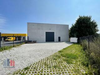 Fantastisch gelegen<strong> loods van 491 m² op een terrein van 1.552 m² </strong>te huur.<br /><br />Het geïsoleerde magazijn opgebouwd uit een staalconstructie met betonpanelen heeft een vrije hoogte van +/- 7 meter en is voorzien van LED-verlichting, de nodige elektriciteitsvoorziening, een regenwaterput en een polybetonvloer. De ruimte is toegankelijk via een automatische sectionale poort (4 m breed x 4,40 m hoog) met codeklavier en via met aparte toegangsdeur en nooddeur. Ruime parkeer- en manoeuvreerruimte op het verharde en afgesloten terrein. Onmiddellijk beschikbaar.<br /><br />Pluspunt is de goede ligging op slechts 1 minuut rijafstand van de Ring rond Roeselare (R32) met een vlotte verbinding naar de E403 op- en afrit 8 Roeselare-Beveren (+/- 3 km).<br /><br />Contacteer <strong>PANORAMA B2B </strong>voor bijkomende (technische) inlichtingen, plannen of een vrijblijvend plaatsbezoek <strong>0476 215 115</strong>.