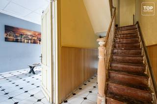<p>Op een interessante locatie in Oostakker bieden wij deze te renoveren gesloten woning met apart verhuurbare studio, garage en stadstuint te koop aan – een uitgelezen kans voor wie kangoeroewonen zoekt of een deel van de woning wil verhuren voor extra inkomsten, zonder in te boeten aan privacy.<br />Een belangrijke troef van dit pand is de praktische toegankelijkheid: naast de voordeur is er ook een achteringang waarlangs het perceel bereikbaar is, en de garage is eveneens vlot bereikbaar via deze achterzijde. Dat maakt het eenvoudig om de studio en de hoofdwoning volledig gescheiden te laten functioneren, terwijl de tuin desgewenst gedeeld kan worden tussen beide partijen.<br /><br />De hoofdwoning omvat op het gelijkvloers een inkomhal, een ruime leefruimte, een ruime basiskeuken, een badkamer met twee lavabo's, een bad en toilet, en een wasplaats/berging. Op de eerste verdieping bevinden zich een nachthal, twee ruime slaapkamers en een kleinere slaapkamer. De tweede verdieping biedt een ruime, nog in te richten zolderkamer met extra potentieel.<br /><br />De volledig afzonderlijke studio – bereikbaar via de eigen achteringang – beschikt over een eigen leefruimte met keuken, een slaapkamer en een badkamer met lavabo, douche en toilet. Ideaal dus om zelfstandig te verhuren en een mooi rendement te genereren, terwijl de bewoners van de hoofdwoning volledig hun privacy behouden.<br /><br />Beschikbaar bij akte, contacteer Top Vastgoed op 0475 700 700 voor een bezoek.</p>