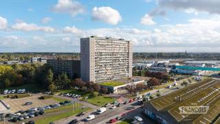 Op zoek naar een comfortabel appartement op een goed bereikbare locatie in Gent? In de Scandinaviëstraat, vlak bij de Oude Dokken, geniet u van een aangename woonomgeving met tal van voorzieningen binnen handbereik. Dok Noord biedt een gevarieerd aanbod aan winkels en horeca, terwijl het Handelsdok uitnodigt tot wandelen en fietsen. Ook Gent-Dampoort, het stadscentrum en de R4 zijn vlot bereikbaar.<br /><br />Op de 11de verdieping bevindt zich dit verzorgd appartement met een bewoonbare oppervlakte van 72 m². De inkomhal leidt naar de woonkamer, die rechtstreeks aansluit op het ruime, zuidwestgerichte terras van 15 m². Verder beschikt het appartement over een volledig uitgeruste keuken, twee slaapkamers, een badkamer met inloopdouche en wastafel, een afzonderlijk toilet en een privatieve berging.<br /><br />In 2023 werden zowel de keuken als de badkamer vernieuwd en werd het appartement geschilderd. Dankzij de dubbele beglazing en centrale verwarming via een warmtenet geniet u van hedendaags wooncomfort. Het gunstige EPC-label B (131 kWh/m²/jaar) en de conforme elektriciteit vormen bijkomende troeven.<br /><br />Ziet u zichzelf hier al wonen? Contacteer Jamiro via jamiro@immofrancois.be of telefonisch voor meer informatie of een bezoek. Tot binnenkort!<br /><br />