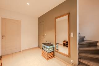 ENERGIEZUINIGE HALF-OPEN WONING MET 3 RUIME SLPKS, INPANDIGE GARAGE EN ZUIDGERICHTE TUIN<br /><br />Nabij het centrum van Houthulst vinden we deze energiezuinige woning met 3 ruime slaapkamers, inpandige garage en zuidgerichte tuin. Deze ruime woning met een bewoonbare oppervlakte van 186 m2 werd in 2021 volledig vernieuwd met speciale aandacht voor de energiezuinigheid van de woning die resulteerde in een EPC label B. Zo is er 18cm isolatie voorzien in het dak en zijn ook de muren en vloeren voorzien van isolatie. Daarnaast werden alle ramen vernieuwd en voorzien van driedubbele beglazing. Verder is deze lichtrijke woning ook voorzien van centrale verwarming op aardgas via een energiezuinige condensatieketel. Ook is de elektriciteit van deze half-open woning volledig conform. <br /><br />Indeling: <br /><br />-Gelijkvloers: ruime inkomhal met apart gastentoilet voorzien van een handwasbakje - Grote lichtrijke woonkamer (42 m2) met aansluitende open keuken (10 m2) voorzien van een kookeiland en volledig ingericht (inductiekookplaat, dampkap, vaatwas, koelkast, microgolfoven, warmeluchtoven, spoelbak en heel wat bijhorende kastruimte) - aparte berging ( 5 m2) met de nodige voorzieningen voor uw wasmachine en droogkast en diepvries - Grote garage (22 m2) met automatische sectionale poort <br /><br />-1ste verdiep: nachthal - 3 ruime slaapkamers ( 15 m2 - 19 m2 - 19 m2) - volledig ingerichte badkamer voorzien van een ligbad, douche, enkele lavabo met bijhorende kastruimte en toilet. <br /><br />- Zuidgerichte tuin (die nog verder aan te  leggen is) met bijhorend en praktisch tuinhuis <br /><br /><br />Troeven: <br />-Half-open woning<br />-Volledig vernieuwd in 2021 <br />-EPC label B<br />-3 ruime slaapkamers<br />-Zuidgerichte tuin<br />-2 toiletten op zowel gelijkvloers al eerste verdieping<br />-Isolatie in het dak, muren en vloeren <br />-Centrale verwarming op aardgas<br />-Elektriciteit conform<br />-regenwater voorzien<br /><br /><br />Bent u opzoek naar een ruime, energiezuinige woning met 3 ruime slaapkamers, garage en tuin ? Dan is deze half-open woning zeker uw bezoek waard! Contacteer Tommy via 0496 15 67 71<br /><br /><br />Tommy Geldhof - BIV nr 510 093