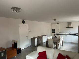 Ontdek dit recent en luxueus afgewerkt appartement in het bruisende centrum van Bornem, met een uniek uitzicht op het charmante Kerkplein...