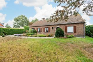 <p><span>Deze ruime woning biedt heel wat potentieel en vormt de ideale basis voor wie op zoek is naar een gezellige gezinswoning met extra ruimte en mogelijkheden om naar eigen wens in te richten. <br /><br /><strong>GELIJKVLOERS</strong></span></p>
<p><span>Via de inkomhal (8 m²), met gastentoilet en handenwasser, kom je in de ruime leefruimte (31,5 m²), die aansluit op de keuken (13 m²). Deze is uitgerust met een elektrische kookplaat, koelkast, oven, dampkap en dubbele spoelbak.</span></p>
<p><span>De veranda (21,5 m²) vormt een mooie uitbreiding van de leefruimte en biedt tal van mogelijkheden om er een gezellige zit- of eetruimte van te maken. Verder zijn er een berging (3 m²) en een ruime wasplaats (11 m²).</span></p>
<p><span>Het slaapgedeelte omvat <span>drie slaapkamers van respectievelijk 7,5 m², 10,5 m² en 14,5 m²</span>. De badkamer (5,5 m²) is voorzien van een bad-douchecombinatie, dubbele lavabo en toilet. De nachthal (6,5 m²) beschikt over ingebouwde kasten en biedt extra bergruimte.</span></p>
<p><span>Een bijkomende troef is de ruime inpandige garage van 34 m², met manuele garagepoort en plaats voor twee wagens.</span></p>
<p><span>Buiten geniet je van een volledig afgesloten, privatieve tuin met tuinhuis. <br /><br /><strong>EERSTE VERDIEPING</strong></span></p>
<p><span>De verdieping omvat twee ruimtes van 22,5 m² en 25,5 m², waarvan één voorzien is van linoleum en ingebouwde kasten en kan dienst doen als <span>vierde slaapkamer.</span> Daarnaast is er een hobbyruimte van 26 m².</span></p>
<p><span>Deze ruimtes bieden interessante mogelijkheden voor wie extra slaapkamers, een bureau, een hobbyruimte,... wenst te realiseren.<br /><br /><strong>BIJZONDERHEDEN</strong><br />De bewoonbare oppervlakte is gebaseerd op de bruikbare vloeroppervlakte vermeld in het EPC. <br />Dubbele beglazing in houten schrijnwerk. Manuele rolluiken. Parlofoon. Aardgas CV “Vaillant”. Kruipkelder.<br /><br /><strong>POSITIEVE ASPECTEN</strong><br /></span></p>
<p><span>Mogelijkheid tot 4 slaapkamers</span></p>
<p><span>Gelijkvloers wonen</span></p>
<p><span>Uitbreidingsmogelijkheden op eerste verdieping</span></p>
<p><span>Mooie perceeloppervlakte</span></p>
<p><span><span>Volledig afgesloten tuin</span><br /></span></p>