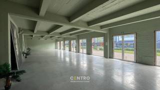 Horecapand te huur met een totale oppervlakte van 400m².<br />Dit horecapand geniet van een authentieke waterfrontligging in een omgeving waar wonen, toerisme, en maritieme activiteiten samenkomen. De nabijheid van de jachthaven, de kust en de haven creëert een interessante mix van bezoekers en lokale klanten, ideaal voor uiteenlopende commerciële activiteiten.<br /><br /><u><strong>Benaderende OPPERVLAKTEN:</strong></u><br />Totale oppervlakte: 400m²<br /><br /><strong><u>INDELING:</u></strong><br />Gelijkvloers (200m²): handelsruimte<br /><br />Eerste verdieping (200m²): opslagruimte <br /><br /><u><strong>GROTE TROEVEN van dit horecapand:</strong></u><br />- Voldoende parkeergelegenheid<br />- Vlotte bereikbaarheid nabij de jachthaven van Zeebrugge<br /><br /><u><strong>Bijzonderheden</strong></u><br />- Korttijdige bezetting<br />- Onmiddellijk beschikbaar<br /><br /><br />- Onze referentie op<strong> </strong><strong>www.centro.be</strong>: <strong>L0199 - 75</strong><br />- <strong>Interesse?</strong> Neem dan vandaag nog contact voor meer info of bezichtiging:<strong> </strong><strong>050700102</strong><strong>.</strong><br /><br /><strong>CENTRO | </strong><strong>BEDRIJFSVASTGOED </strong>is reeds 24 jaar <u>gespecialiseerd in de bemiddeling van commercieel- en bedrijfsvastgoed</u> in West- en Oost-Vlaanderen.<br /><strong>Wilt u ook weten hoeveel uw bedrijfsgebouw waard is?</strong><br />Contacteer ons vrijblijvend voor een marktconforme waardebepaling van uw pand. <br />