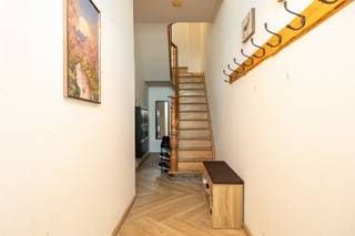 Ontdek deze verrassend ruime eengezinswoning, met diepe tuin en 7 slaapkamers gelegen in het centrum van Kontich.Deze woning is gelegen op...