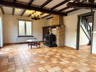 Goed gelegen woning op 396m² grond voorzien van open leefruimte met keuken; berging; badkamer; zuidwest gericht terras/tuin; 3 slaapkamers en...