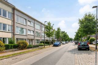 <p><span>Berchem: Instapklaar 2 slaapkamer appartement op strategische aangename ligging. </span></p><p><span> </span></p><p><span>Inkomhal met vestiaire ruimte en apart gastentoilet. </span></p><p><span>Ruime woon- en leefruimte thans op plancher met aanpalend, gesloten keuken. </span></p><p><span>De keuken werd niet gerenoveerd maar is kwalitatief opgebouwd. Ruimte voorzien voor toestellen (extra vriezer | vaatwasser | was- en droogmachine)</span></p><p><span>Reeds voorzien: keramische kookplaat, dampkap, frigo, dubbele handenwasser en tal van ingemaakte kasten. </span></p><p><span>Achteraan het appartement 2 volwaardige slaapkamers met toegang tot zonnig zuid terras. </span></p><p><span>Aangenaame douchekamer met inloopdouche en design badkamer meubel met ingemaakte kasten en spiegel.</span></p><p><span> </span></p><p><span>extra info:</span></p><p><span>- laag epc</span></p><p><span>- lage algemene kosten </span></p><p><span>- 2 kelders </span></p><p><span>- Aangename buurt </span></p><p><span> </span></p><p><span> </span></p><p><span> </span></p><p><span> </span></p><p><span> </span></p><p><span> </span></p>