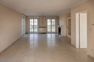 In de www.kuurnsestraat99.be (url kopiëren en plakken indien doorklikken niet lukt) in Bavikhove stellen we jou graag deze te renoveren villa voor.  De woning staat al geruime tijd leeg en vraagt om een nieuwe toekomst. Het originele plan uit 1975 vormt alvast een sterke basis. De woning beschikt over een gelijkvloerse bruto-oppervlakte van 209 m², een eerste verdieping met meerdere slaapkamers en een volledige onderkeldering. Een ruim volume dus, met heel wat mogelijkheden voor wie verder kijkt dan de huidige staat.  Zelf de combinatie met een loods of de bouw van 4 nieuwe woningen is een optie.<br /><br />Via www.kuurnsestraat99.be kan je een afspraak inplannen. Eveneens via de website verneem je veel meer, zoals een uitgebreide omschrijving, foto's, simulaties, 360° rondgang, documenten, …  <br /><br />DIRECT KOPEN PRIJS: De vermelde prijs is een Direct Kopen prijs. Tegen deze prijs kan er onmiddellijk aangekocht worden zonder verdere prijsonderhandeling. Er kan ook steeds een bod worden uitgebracht via een transparante procedure waarover alles te lezen is op de website van het pand.<br /><br />EXTRA BEZOEK: Mocht je op 5 juli niet vrij zijn of ga je liever al eens vroeger langs, geef dan gerust een belletje om een afspraak in te plannen op een ander moment. En wees gerust ... iedereen heeft evenveel kans om een eenmalig bod uit te brengen!  <br /><br />Groeten, Hendrik van Henry Houser