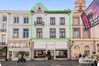 Op een absolute topligging in het historische centrum van Brugge bevindt zich dit te renoveren eigendom met een bijzonder interessant ontwikkelingspotentieel.<br /><br />Het pand bevindt zich boven een handelspand en strekt zich uit tussen de Geldmuntstraat en de Sint-Amandsstraat, waardoor het een uitzonderlijke positionering geniet met gevel- en raamopeningen die uitkijken op beide zijden. Een karakteristiek gegeven dat zorgt voor een bijzonder ruimtelijk potentieel en een unieke beleving midden in de Brugse binnenstad.<br /><br />Voor het eigendom zijn plannen én een vergunning aanwezig voor de realisatie van vier afzonderlijke residentiële entiteiten, goed voor een totale voorziene woonoppervlakte van maar liefst 261 m²:<br /><br />Studio – 43 m²<br /><br />1-slaapkamerappartement – 47 m²<br /><br />1-slaapkamerappartement – 70 m²<br /><br />Ruim 2-slaapkamerappartement – 101 m²<br /><br />De vergunde indeling biedt een interessante mix van compacte en ruimere woonentiteiten, waardoor het project zowel voor eigen bewoning, verhuur als een combinatie van beide aantrekkelijke mogelijkheden biedt.<br /><br />De absolute troef is uiteraard de ligging. Vanuit het pand bevindt men zich letterlijk in het hart van Brugge, op wandelafstand van de Markt, winkels, horeca, culturele bezienswaardigheden en alle voorzieningen van de historische binnenstad. De ligging tussen twee straten geeft het project bovendien een atypisch karakter dat op dergelijke centrale locaties maar zelden beschikbaar komt.<br /><br />Een bijzonder interessante opportuniteit voor investeerders, projectontwikkelaars of private bouwheren die op zoek zijn naar een vergund renovatieproject met meerdere residentiële entiteiten op één van de meest gegeerde locaties van Brugge.<br /><br />