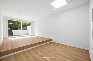 <p>A la périphérie de Louvain, à Koetsweg, vous trouverez cette maison rénovée avec une surface habitable de 144 m². La maison est située dans un quartier résidentiel calme et agréable, avec de nombreuses commodités à proximité.<br /><br />La maison a récemment fait l'objet d'une rénovation complète, avec une attention particulière à l'efficacité énergétique et au confort de vie. Par exemple, une pompe à chaleur avec chauffage par le sol a été installée. <br /><br />Au rez-de-chaussée, vous trouverez un espace de vie lumineux avec cuisine attenante, des toilettes pour invités, un local technique et une buanderie séparée. Depuis l'espace de vie, vous bénéficiez d'une belle vue sur la terrasse et le jardin supérieur, orienté au sud-est. Les jours ensoleillés, c'est l'endroit idéal pour se détendre ou profiter d'un barbecue.<br /><br />Au premier étage se trouvent deux chambres à coucher et une salle de bains. Le deuxième étage a été converti en une troisième chambre spacieuse. <br /><br />Cette propriété est entièrement prête à être emménagée et vous offre l'opportunité de profiter immédiatement de tout le confort contemporain sans aucun souci. <br /><br />Vous vous voyez<span><strong>déjà vivre ici ? N'hésitez pas à contacter Jacky à </strong></span><span><strong>jacky@connect-immo.be</strong></span><span><strong> ou au 0495 53 46 49<br /><br />EPC</strong></span>: 93 kWh/m²an - label A - 3584556</p>