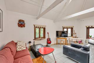 Bent u op zoek naar een karaktervol duplexappartement op een toplocatie in Sint-Amandsberg? <br />Dan is deze duplex zeker een bezoekje waard. <br /><br />INDELING:<br />Via de inkomhal met vestiaire en inbouwkasten, inclusief aansluitingen voor wasmachine en droogkast, komt u in de lichtrijke leefruimte. De hoge plafonds met witte houten gebinten geven de leefruimte een uniek karakter. De ronde keukenbar sluit naadloos aan op de uitgeruste open keuken. De ruime badkamer beschikt over een ligbad, douche, lavabo in een meubel en hangtoilet. Via een molenaars trap bereikt u de slaapkamer op de bovenverdieping, met aansluitend een extra berging. <br /><br />TROEVEN:<br />- Het appartement is energiezuinig (Label B), asbestveilig en elektrische installatie is conform AREI.<br />- Het dak is geïsoleerd met 8 cm MW, de gevel is recent geïsoleerd met 6 cm EPS.<br />- Overal dubbel HR-glas.<br />- CV op aardgas met een nieuwe brander (2022) - energieklasse A.<br /><br />Dankzij de ligging aan het vernieuwde Heilig Hartplein bevinden winkels, openbaar vervoer en de Gentse binnenstad zich op wandel- of fietsafstand.<br />De kerk is nu omgetoverd naar een moderne en warme ontmoetingsplek met een restaurant en de mogelijkheid om zalen te huren.<br /><br />Kortom, een ideale woonst voor wie op zoek is naar een duplex met karakter, een originele indeling en uitstekende bereikbaarheid.<br /><br />Voor meer informatie of een bezoek, bel Lisse: 0477 17 19 12 of mail naar lisse@cornelis-goeman.be<br />De vermelde oppervlakten zijn louter informatief en niet bindend.