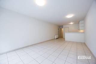 Ontdek dit instapklaar appartement op de eerste verdieping van residentie 'Zeebries', op wandelafstand van het centrum, de zeedijk, het strand, openbaar vervoer en winkels allerhande! Met zijn 81m² bewoonbare oppervlakte is er voldoende ruimte om comfortabel te wonen. Het appartement is ingedeeld als volgt: leefruimte met schuifraam naar het terras, open keuken met ruime aangrenzende berging met aansluiting voor de wasmachine, 2 slaapkamers, badkamer met dubbel lavabomeubel en bad-douchecombinatie en een apart toilet. Bovendien werd de elektrische installatie conform bevonden én scoort het appartement een uitstekend EPC-label B. Zorgeloos en energiezuinig leven dus. In het gebouw is er een gemeenschappelijke fietsenberging aanwezig. Vraag snel uw bezoekje aan!
