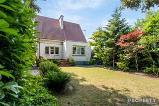 Ontdek deze prachtige woning in HARELBEKE, een perfecte mix van comfort en elegantie op een ruim perceel van 750m². Met een bewoonbare oppervlakte...
