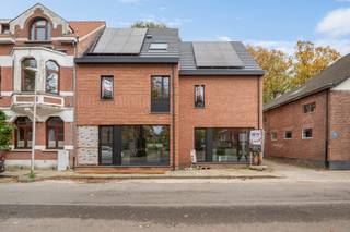 <p>Gloednieuwe woning op een rustige locatie te Essen-centrum, in de nabijheid van alle nodige voorzieningen! De woning wordt volledig afgewerkt en bevat o.a. een grote leefruimte met open keuken, vier ruime slaapkamers, veel opbergruimte, een aangename achtertuin met zicht op groen!</p>
<p>MEER INFORMATIE OF EEN BEZOEK TER PLAATSEN VIA INFO@NEYSIMMO.COM OF 03 283 00 10 !</p>