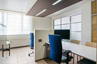 Op een centrale en goed zichtbare hoeklocatie in Oelegem bevindt zich dit lichtrijke handelsgelijkvloers met flexibele indeling. Ideaal voor vrije beroepen, praktijkruimte, kinesitherapie, psychologie, coaching, logopedie, diëtiek, beauty/wellness, architectuur, boekhouding, consultancy, dienstverlening, kantoor- of handelsfunctie.<br /><br />De toegevoegde visualisaties tonen enkele mogelijke invullingen en illustreren hoe veelzijdig het pand kan worden ingericht.<br /><br />Bij binnenkomst komt u in de ruime ontvangstruimte, voorzien van airco en ingemaakte kasten. Aansluitend zijn er momenteel drie afzonderlijke, lichtrijke kantoorruimtes, geschikt als bureau, vergader-, behandel- of consultatieruimte.<br /><br />Verder beschikt het pand over een berging en apart toilet.<br />Achteraan is er de mogelijkheid om een garagebox aan te kopen voor € 30.000, ideaal als parkeerplaats of extra opslagruimte.<br /><br />Visualisaties zijn illustratief en tonen mogelijke invullingen; specifieke activiteiten zijn onder voorbehoud van de geldende voorschriften en vergunningen.<br /><br />Troeven:<br />+ Veel mogelijkheden<br />+ Zichtbare, centrale locatie<br />+ Ontvangstruimte met airco<br />+ 3 afzonderlijke kantoorruimtes<br />+ Garagebox optioneel aan te kopen (€ 30.000)<br />+ Veel natuurlijke lichtinval<br /><br />Interesse in dit eigendom? Contacteer ons via 03 337 50 70 of info@vbvastgoed.be voor meer informatie of een bezoek ter plaatse.
