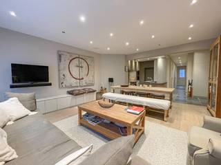 Aangenaam, perfect onderhouden appartement met een ruim terras afgewerkt met kwalitatieve materialen gelegen op een boogscheut van de zee.Indeling:...