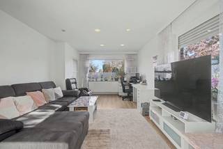 TE KOOP IN EVERGEM<br />Welkom in de Doornzeelsestraat 115 in Evergem!<br /><br />De troeven van dit pand zijn:<br /><br />- Deels gerenoveerde half-open bebouwing<br />- Aangename, ruime, omheinde tuin - ideaal voor spelende kinderen. Zeer onderhoudsvriendelijk en mogelijkheid voor een grote moestuin.<br />- Namiddag- en avondzon in de tuin - voor zomerse aperitief- en degustatiemomenten. <br />- Zeer ruim terras<br />- EPC-score C dus geen renovatieplicht<br />- Asbestveilig<br />- Drie slaapkamers waarvan één op het gelijkvloers<br />- Twee badkamers, twee toiletten<br />- Grote tuinwerkplaats<br />- Goede bereikbaarheid<br />- Onmiddellijk beschikbaar bij akte<br />- Ook interessant voor investeerders - verhuur<br />- Mooie inplanting in het perceel<br />- Instapklaar<br /><br />Laat u verleiden door de foto's en indien u meer informatie of een bezoek wenst, vul dan bij voorkeur eerst uw gegevens in via de contactknop en dan bel ik u spoedig op.<br /><br />Laurens Deprez 0496-20 64 64<br />De opgegeven informatie en oppervlaktes zijn informatief en niet bindend.