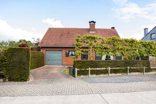 <p>Bent u op zoek naar een karaktervolle woning met veel ruimte en potentieel? Dan is deze charmante vrijstaande woning zeker een bezoek waard!<br /><br />Bij het binnenkomen wordt u meteen verwelkomd door een indrukwekkende inkomhal die de woning een stijlvolle uitstraling geeft. Aansluitend bevindt zich een aparte bureauruimte, ideaal voor thuiswerk of een vrij beroep en een afzonderlijk gastentoilet. <br /><br />De woning beschikt over een grote en lichtrijke leefruimte waar het aangenaam vertoeven is met het hele gezin. De aparte keuken biedt tal van renovatiemogelijkheden om ze volledig naar eigen smaak in te richten. Verder is er nog een praktische wasplaats en een inpandige garage aanwezig.<br /><br />Buiten is er een aangename buitenruimte met een praktische tuinberging, ideaal voor extra opslagruimte of tuinmateriaal.<br /><br />Op de verdieping bevinden zich drie volwaardige slaapkamers en een badkamer en een ruime berging ideaal voor opslag.<br /><br />Deze woning combineert charme, ruimte en potentieel in Wichelen. Ideaal voor wie op zoek is naar een woning met karakter die men verder naar eigen wens kan moderniseren.<br /><br />Graag een bezoek bel Els Deschuyffeleer 0472/61.58.67 of mail naar els@cornelis-goeman.be</p>