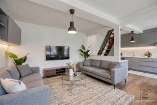 <p>Unieke opbrengsteigendom of ideale eerste woonst van 65 m² op een absolute<strong> toplocatie in Lier</strong>! Via de inkom kom je onmiddellijk in de<strong> gezellige leefruimte</strong> met een <strong>geïnstalleerde open keuken</strong>, waar licht en ruimte centraal staan. Op de eerste verdieping bevindt zich een <strong>ruime slaapkamer</strong> en een aparte, <strong>volledig uitgeruste badkamer</strong> met een douche, toilet en lavabomeubel. Kortom, een charmante en instapklare woning op een gegeerde ligging, perfect voor wie comfortabel en centraal wil wonen of investeren.<br /><br />Extra: <br />- <strong>EPC-klasse D </strong>(326 kWh -> <strong>GEEN renovatieverplichting!</strong>) <br />- Watertoets: perceelscore B, gebouwscore B. <br />- Woongebied, Vg, Gmo, Gvkr, Gvv<br />- Niet opgenomen in maatregelenregister</p><p><br /><br />Nabij school, winkels, autosnelweg, openbaar vervoer, etc. Voor meer info ga naar www.coenenvastgoed.be of bel 03/375.82.92</p>