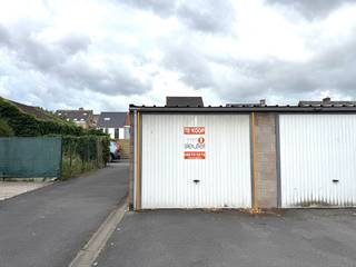 Gesloten GARAGEBOX op een TOPLOCATIE gelegen vlakbij de Gistelse Steenweg. Oppervlakte binnenkant: 6m x 2,78m.Inrit via de Jan Britostraat.Neem...