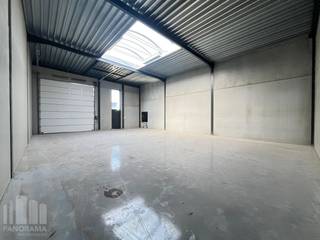 Kwaliteitsvolle nieuwbouw KMO-unit met een oppervlakte van 113 m². De unit maakt deel uit van een nieuw KMO-project "<strong>Saros-park</strong>" bestaande uit 25 KMO-units te koop met oppervlaktes tussen 90 m² en 184 m² (<strong>eventueel samen te voegen</strong> tot grotere entiteiten), het park biedt een moderne en duurzame infrastructuur.<br /><br />De ruimte wordt opgebouwd uit een staalconstructie, in combinatie met een betonplint en geïsoleerde sandwichpanelen. De loodsen zijn toegankelijk via een automatische sectionale poort met afzonderlijke toegangsdeur. Daarnaast is elke unit uitgerust met lichtstraten en een rookluik, polybetonvloer en een geïsoleerd dak. Bij elke unit is tevens <strong>parking </strong>voorzien en de mogelijkheid om extra parkeerplaats aan te kopen.<br /><br />Ideaal voor <strong>opslag, atelier of kleine productie</strong>. Verwachte oplevering Q4 2026. <strong>Reeds 80% verkocht!</strong><br /><br />Heeft u interesse of wenst u graag meer details over dit aanbod? Neem contact op met <strong>Gill </strong>voor meer info, plannen en lastenboek via het nummer <strong>09 219 90 30</strong>.