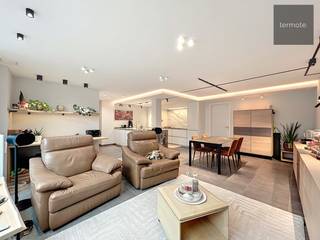 <u><strong>Stijlvol appartement</strong></u><br />Aangenaam gelijkvloers appartement met tuin &amp; carport te centrum Waregem! <br />Welkom in Residentie De Lindeboom waar we jullie met plezier dit kwaliteitsvol en perfect onderhouden appartement voorstellen.<br /><br />Met een EPC-score A, conforme elektriciteit en een uitstekende onderhoudsstaat is dit appartement volledig instapklaar – ideaal voor wie op zoek is naar aangenaam en energiezuinig wonen.<br /><br /><u>Dit appartement biedt het comfort van een woning en is uitgerust met:</u>
<ul>
	<li>Spanplafonds en ventilatiesysteem D</li>
	<li>Privéregenput van 10.000 liter</li>
	<li>Domotica-verlichtingssysteem</li>
	<li>Grote raampartijen met zonnescreens, rolluiken, vliegenramen, hoogrendements- en geluidswerend glas</li>
	<li>In 2023 kregen de leefruimte en keuken een stijlvolle upgrade, wat zorgt voor een eigentijdse en frisse uitstraling.</li>
</ul>
De privatieve onderhoudsvriendelijke, zuidwestgerichte binnentuin biedt volledige privacy en directe toegang tot de fietsenberging, daarnaast beschikt het appartement over een privatieve carport met directe toegang tot de ruime berging.<br /><br />De greeploze keuken is een echte blikvanger, afgewerkt met een prachtig natuurstenen werkblad en voorzien van voldoende opbergruimte en kwaliteitsvolle toestellen.<br /><br />Bovendien geniet dit appartement van een gunstige ligging; op wandelafstand van het centrum, het station, scholen en supermarkten.<br /> <br /><strong><u>Financiële voordelen:</u></strong><br />- Geen BTW, het appartement wordt <strong>verkocht onder registratierecht!</strong><br />- Lage gemeenschappelijke kosten!<br /><br /><u>Dit appartement beschikt over:</u><br />118,44 m² bewoonbare oppervlakte <br />21,00 m² privatieve binnentuin<br /><br /><u>Indeling:</u>

<ul>
	<li>Afzonderlijke inkomhal</li>
	<li>Afzonderlijk gastentoilet; lavabo</li>
	<li>Open keuken</li>
	<li>Lichtrijke, ruime leef- &amp; eetruimte met bureau</li>
	<li>2 ruime slaapkamers</li>
	<li>Badkamer; inloopdouche, wastafel &amp; toilet</li>
	<li>Ruime berging</li>
	<li>Fietsenberging; met meteen toegang naar het terras</li>
	<li>Privatieve binnentuin</li>
	<li>Privatieve carport (€15.000,); met meteen toegang naar de inpandige berging</li>
</ul>
Contacteer Clemens omtrent een bezoek of meer informatie. Tot hoors!<br /><strong>☎️ 0497/18.92.55<br />📩 clemens@immo-termote.be</strong>