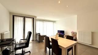 gelegen op de derde verdieping vinden we dit aangename appartement bestaande uit ruime inkomhal, lichtrijke ruime leefruimte met ingewerkte spots, toegang tot het ruime balkon, open ingerichte keuken, berging met aansluiting wasmachine, badkamer met lavabomeubel en douche, apart toilet, 2 kamers en ruim terras aan de achterzijde. <br /><br />Huurprijs te vermeerderen met 45 EUR gemeenschappelijke kosten. <br /><br />Beschikbaar 01/02/2026.