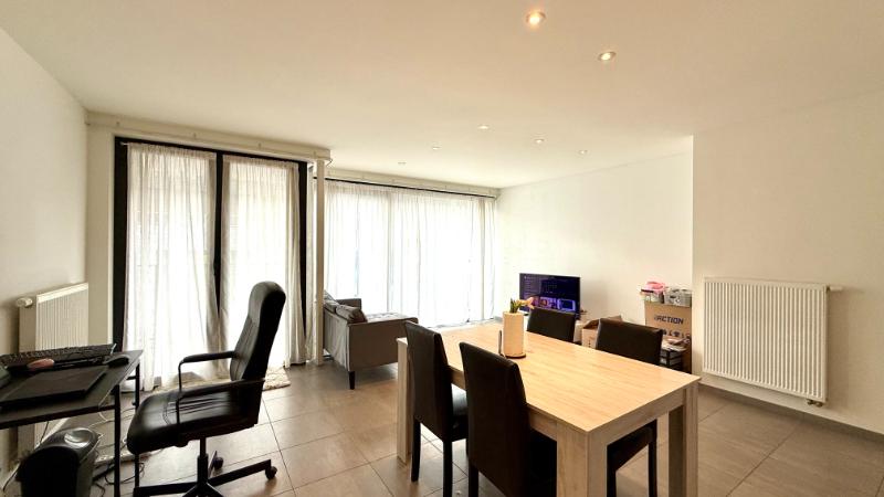 Centraal gelegen, modern appartement met 2 slaapkamers en terras - foto 2