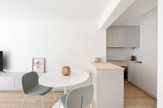 Deze recent gerenoveerde studio is uitstekend gelegen, met inkom langs de Zeedijk in Heist, op slechts enkele stappen van het strand.<br /><br />De leefruimte is lichtrijk en afgewerkt met een warme houten vloer en praktische ingebouwde kasten. Aansluitend vind je een open, volledig ingerichte keuken.<br /><br />De badkamer beschikt over een inloopdouche, toilet en lavabo, en werd net als de rest van de studio stijlvol vernieuwd.<br /><br />Een ideale uitvalsbasis aan zee of interessante investeringsopportuniteit.<br /><br />Contacteer ons voor bijkomende informatie of een bezoek!