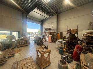 Naast de Groothandelsmarkt in Evergem bevindt zich dit nieuwbouwmagazijn van 112 m², gelegen aan de Brugsesteenweg 7/03/A.<br /><br />De ruimte beschikt over een automatische sectionaalpoort, ledverlichting en een vrije hoogte van circa 6 meter. Het magazijn heeft een betonnen structuur, gevels in gewassen beton en een geïsoleerd dak met koepel, drijfkracht aanwezig. Er is een aparte inkomdeur met glasraam. Mogelijkheid om een kantoorruimte te bouwen in het magazijn.<br /><br />Het pand is geschikt als opslagruimte en/of atelierruimte en is beschikbaar vanaf 1 maart 2027.<br /><br />Interesse? Neem contact op voor een bezoek via mail of telefonisch met Thomas - 0475 32 51 89.