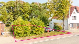 Ben jij op zoek naar een bouwgrond voor een open bebouwing? <br /><br />Dan kan dit mooi stuk van 7a28ca met zuidwestelijke oriëntatie wel eens het jouwe worden! <br /><br />Het perceel heeft een straatbreedte van 15 meter en een diepte van circa 49 meter.<br /><br />De bouwvoorschriften zijn als volgt: maximaal 2 volwaardige bouwlagen. De eerste bouwlaag mag 17 m diep zijn, de tweede bouwlaag 12 m. Verder kan er tot 6,5 m onder de kroonlijst gebouwd worden en mag het dak een dakhelling van 45° omvatten. De voor- en achtergevel mogen tot 9 meter breed zijn en moeten minimum 3 m van de twee zijdelingse perceelsgrenzen af blijven. <br /><br />Je kan hier dus een woning met een mooie bewoonbare oppervlakte bouwen.<br /><br />Pluspunten: <br />- open bebouwing<br />- groen uitzicht<br />- geen bouwverplichting<br />- vergunde plannen!!<br />- centraal gelegen<br />- dichtbij Beverlo-centrum en BE-Mine<br />- dichtbij de E313<br /><br /><span>Maatregelen opgenomen in het Maatregelenregister: nee</span><br /><br />Voor een bezichtiging ter plaatse of meer info, bel ons op 078/78.78.70, of kom gewoon binnen op ons kantoor. Steeds welkom!