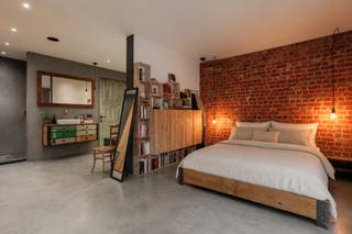 Centraal gelegen loft met 3 slaapkamers (meer mogelijk), garage voor 4 wagens, groot terras...(Energielabel A, elektriciteit goedgek...)<br />Bruikbare vloeroppervlakte 347m² (volgens EPC).<br />Sommige foto's zijn digitaal bewerkt om tijdelijke persoonlijke spullen en overbodige zaken te verwijderen. Ze geven een realistische weergave van de woning; er werden geen ruimtes vergroot, geen materialen gewijzigd en geen vaste voorzieningen toegevoegd of verwijderd.