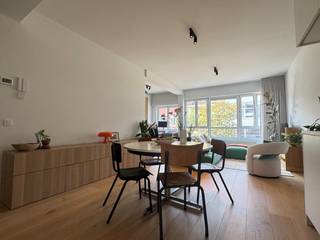 <p>Op een uitstekende locatie in Borgerhout bevindt zich dit instapklare appartement met 2 slaapkamers, gelegen op de eerste verdieping. Het appartement werd volledig gerenoveerd in 2023 en combineert een moderne afwerking met een aangename en praktische indeling.<br /><br />De leefruimte is voorzien van een mooie parketvloer en geniet van veel sfeer en licht. Aansluitend bevindt zich de open keuken, uitgerust met ingebouwde toestellen. Dankzij de open indeling vormt de keuken een gezellig geheel met de leefruimte, ideaal voor wie graag comfortabel woont en kookt.<br /><br />Een absolute troef is het gezellige terrasje met ochtendzon. Hier kan je heerlijk rustig genieten van een koffie en op een aangename manier aan je dag beginnen.<br /><br />Verder beschikt het appartement over twee slaapkamers en een moderne badkamer met een praktische inloopdouche. <br /><br />Ook energetisch scoort de woning goed met een EPC-label B. Bovendien bedragen de algemene kosten slechts €25 per maand.<br /><br />De ligging is eveneens een grote troef. Je woont in een levendige omgeving met winkels, openbaar vervoer en andere dagelijkse voorzieningen in de buurt. Daarnaast bevindt het Te Boelaerpark zich op wandelafstand, waardoor je ook snel kan genieten van wat groen en rust.<br /><br />Kortom, een uitstekend gerenoveerd appartement met 2 slaapkamers, terras met ochtendzon, energiezuinig EPC-label B en zeer lage algemene kosten, gelegen op een praktische en aangename locatie in Borgerhout.<br /><br />Beschikbaar op 1 oktober 2026.<br /><br />Interesse? Contacteer ons voor meer informatie of een bezoek via laura@wellimmo.net of 03 225 00 68.</p>